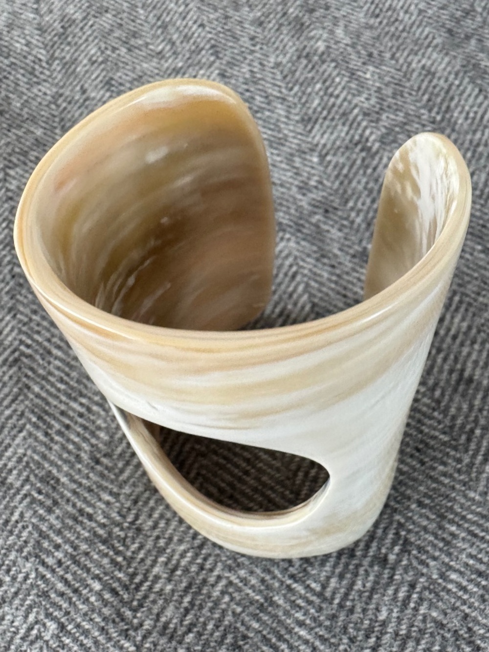 (NWOT) ANKOLE, BUFFALO HORN CUFF IN CREAMY TONES, WITH ARTISTIC ROUND CUTOUT - Picture 7 of 7